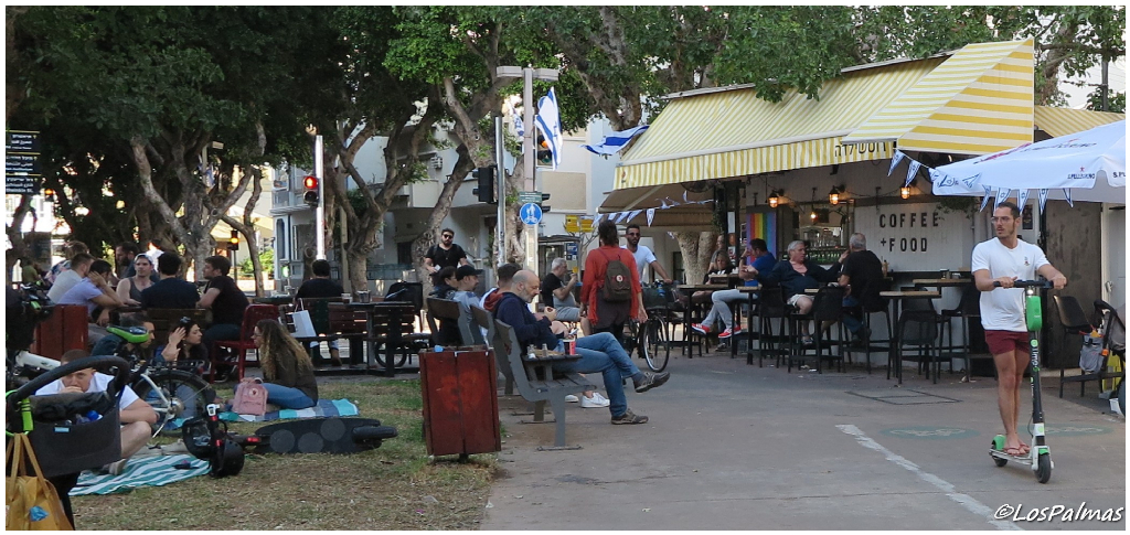 Terrazas, kioscos y sol en Tel Aviv