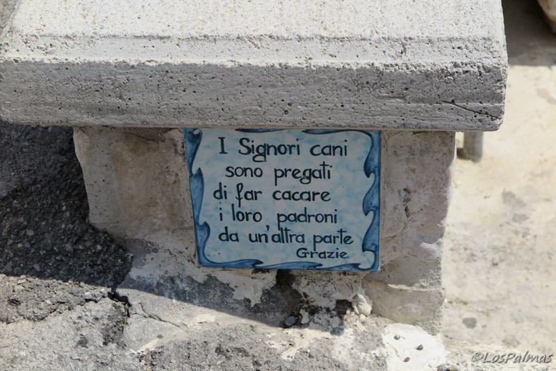 Advertencia perros en Marina del Cantone Italia