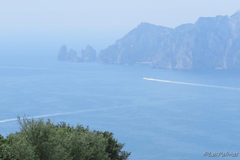 Panorámica de Capri y sus faraglioni desde Termini
