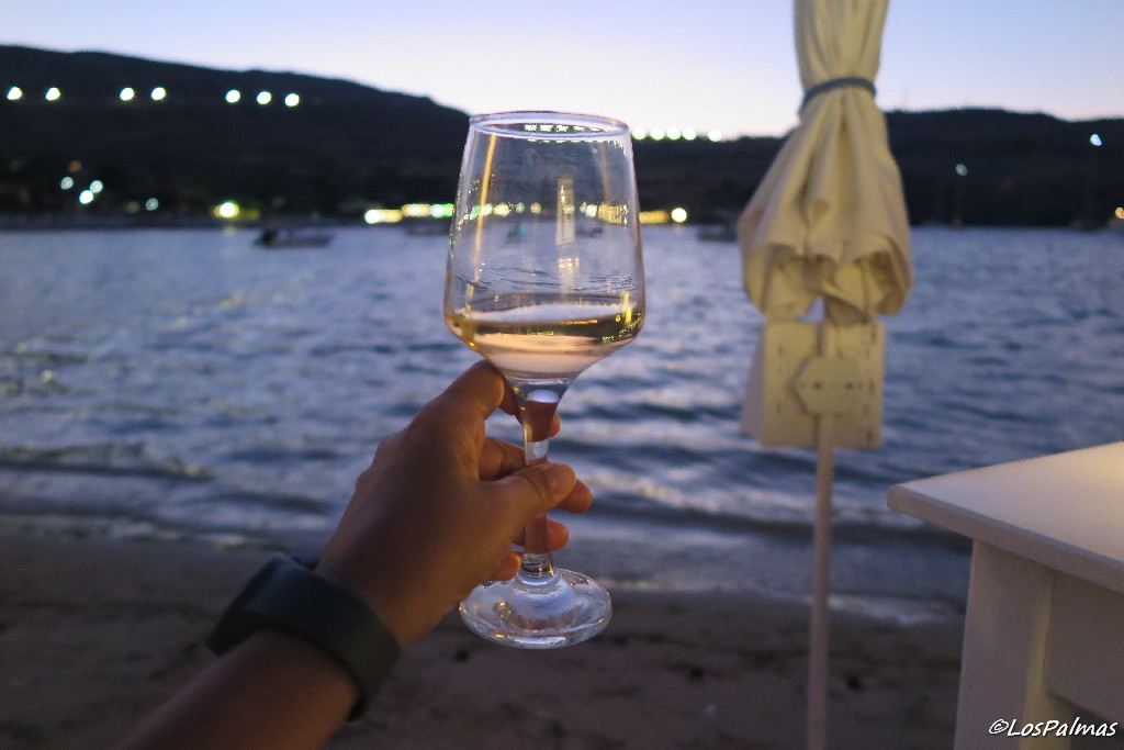 Pallas Beach Tavern, comer en Lindos Rodas Grecia vino wine
