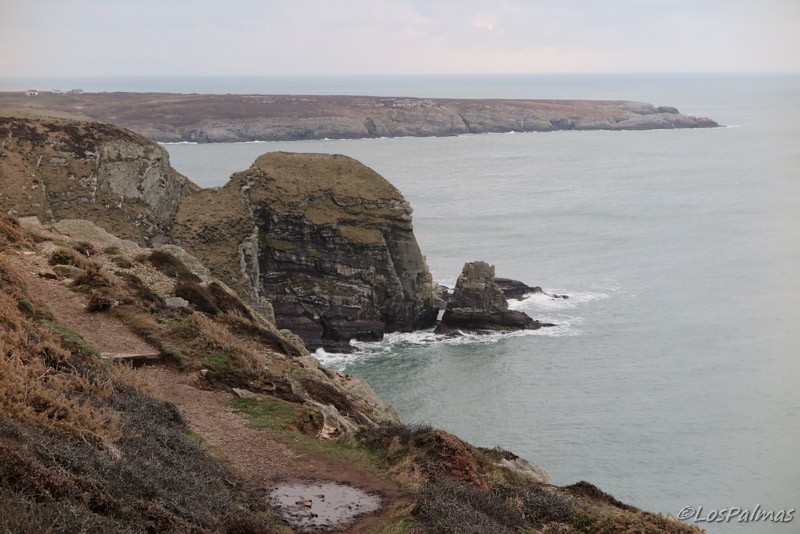 costa de la zona del faro de South Stack, Anglesey island, Gales